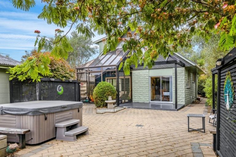 Photo of property in 21 Crofton Road, Harewood, Christchurch, 8051