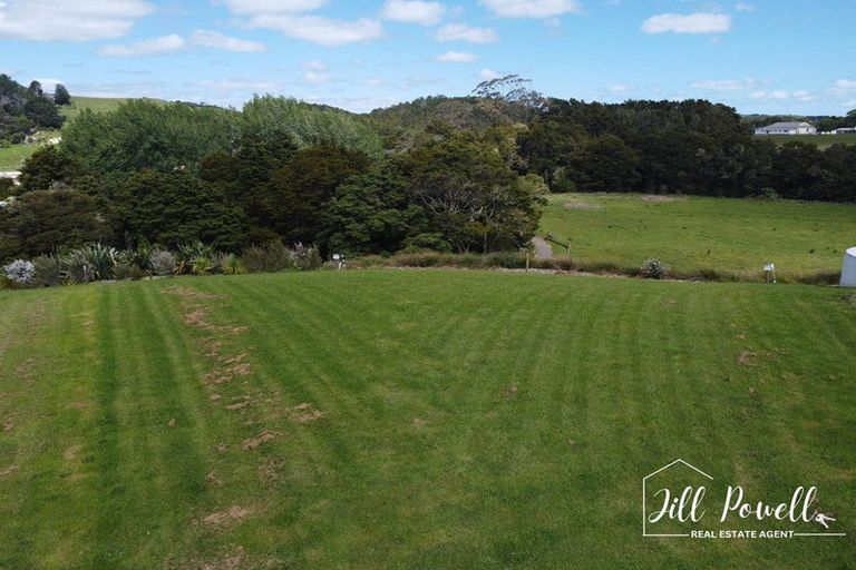Photo of property in 17 Manaaki Circle, Paparoa, 0571
