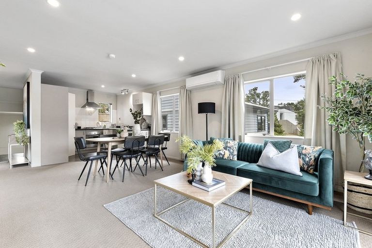 Photo of property in 47b Lyndfield Lane, Newlands, Wellington, 6037