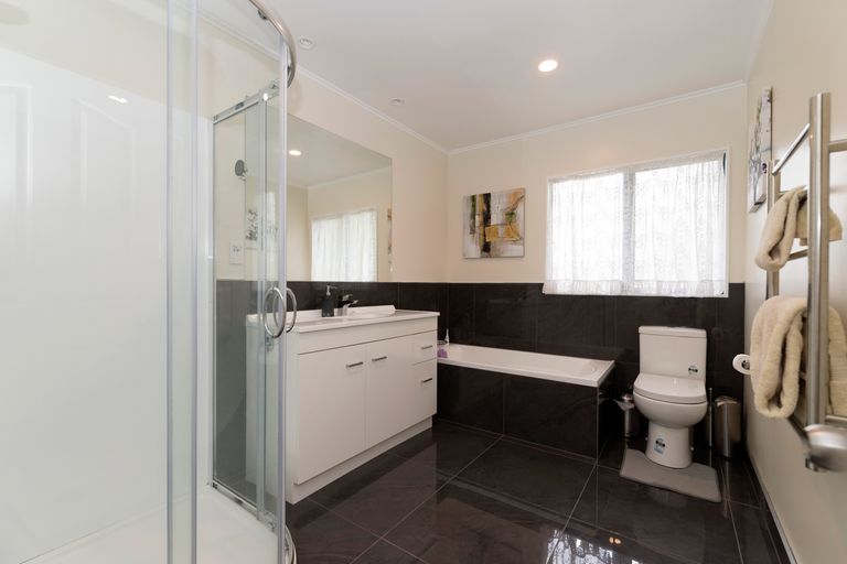 Photo of property in 27 Milan Drive, Glen Eden, Auckland, 0602