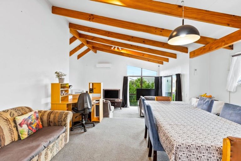 Photo of property in 13 Frosses Place, Massey, Auckland, 0614