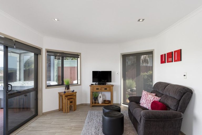 Photo of property in 16 Gibson Place, Papamoa Beach, Papamoa, 3118