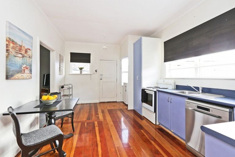 Photo of property in 916 Grove Road, Mayfair, Hastings, 4122