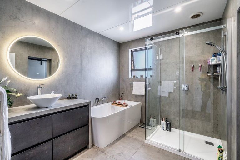 Photo of property in 82 Dalwharn Street, Wallacetown, 9816