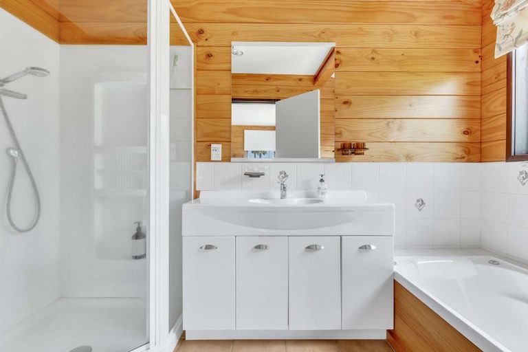 Photo of property in 1 Tupara Crescent, Kawaha Point, Rotorua, 3010