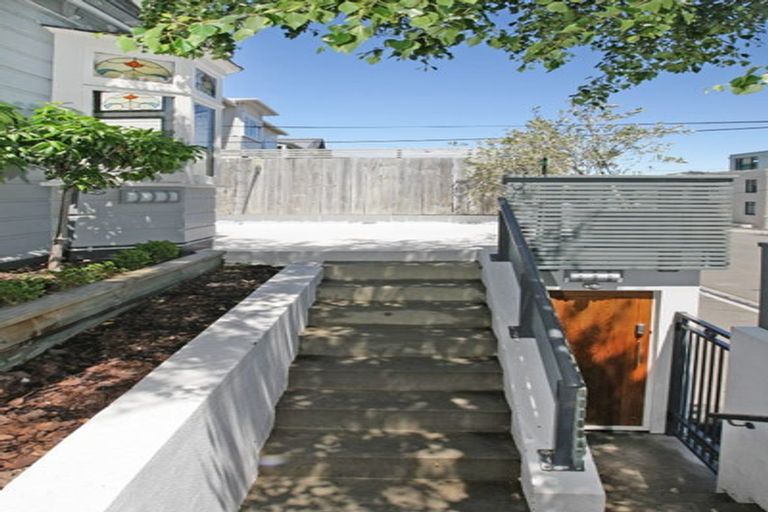 Photo of property in 26 Hawker Street, Mount Victoria, Wellington, 6011