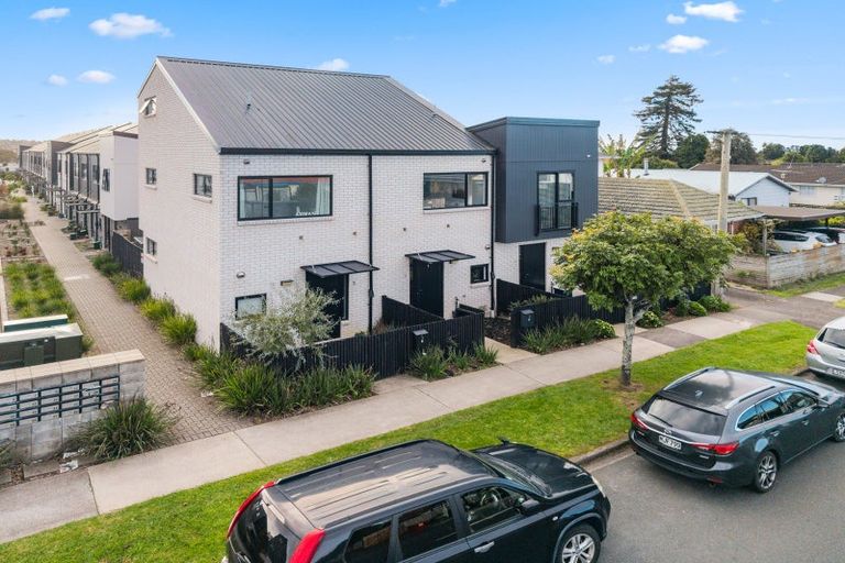 Photo of property in 2/119 Bruce Mclaren Road, Henderson, Auckland, 0612