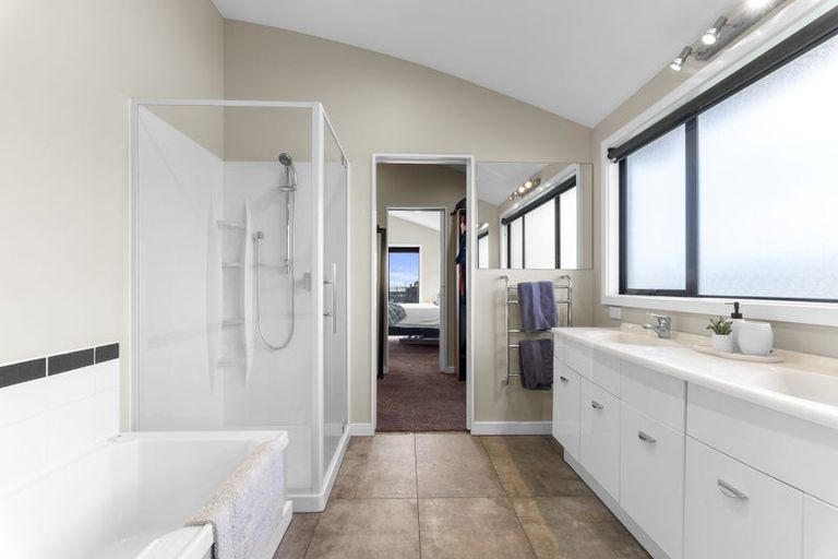 Photo of property in 1 Arden Place, Oakura, 4314