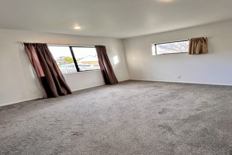 Photo of property in 8a Eske Place, Highland Park, Auckland, 2010