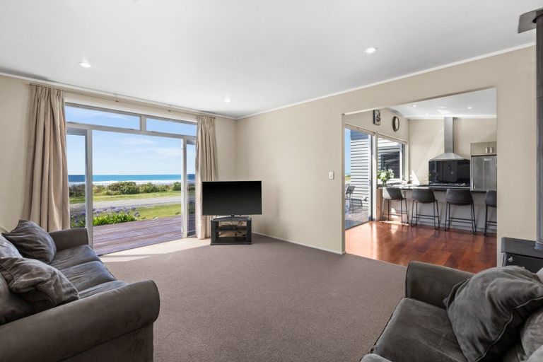 Photo of property in 68 Pourerere Road, Pourerere, Omakere, 4271