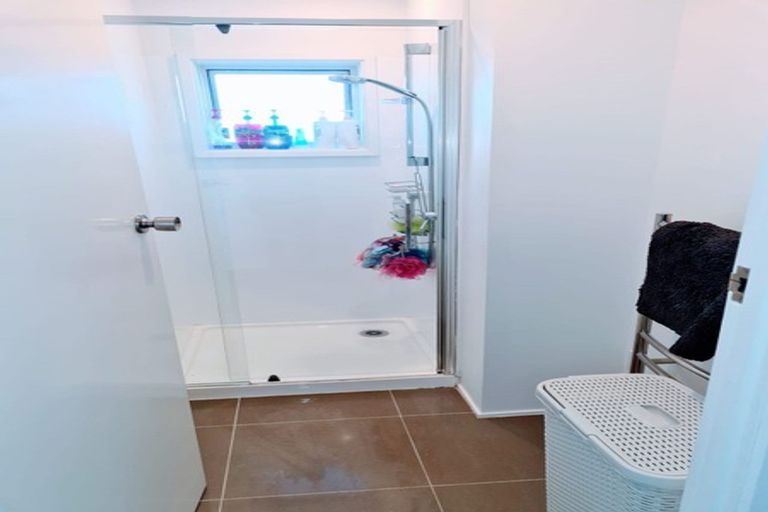 Photo of property in 2/42 Knightsbridge Drive, Forrest Hill, Auckland, 0620