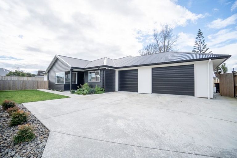 Photo of property in 6 Waimarama Court, Roslyn, Palmerston North, 4414