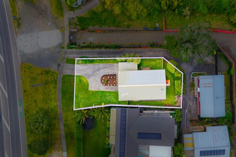 Photo of property in 1/1032 East Coast Road, Fairview Heights, Auckland, 0630