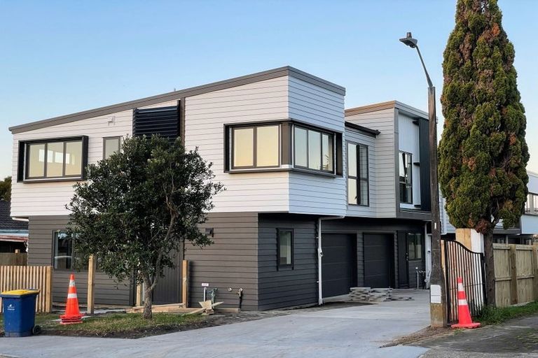 Photo of property in 15b Pipitea Place, Massey, Auckland, 0614