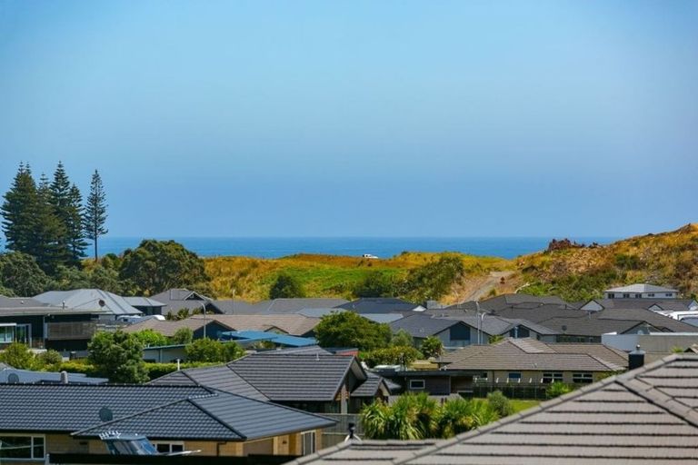 Photo of property in 20 Links Drive, Waiwhakaiho, New Plymouth, 4312