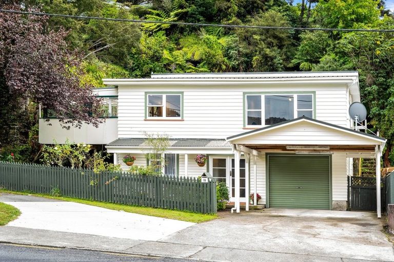 Photo of property in 18 Pinehaven Road, Pinehaven, Upper Hutt, 5019