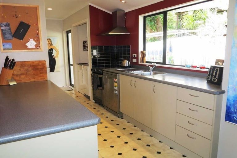 Photo of property in 2/29 Beaudine Avenue, Glenfield, Auckland, 0629