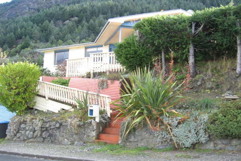 Photo of property in 3 Evergreen Place, Sunshine Bay, Queenstown, 9300