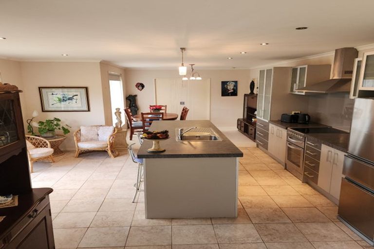 Photo of property in 37 Bradnor Meadows Drive, Swanson, Auckland, 0612