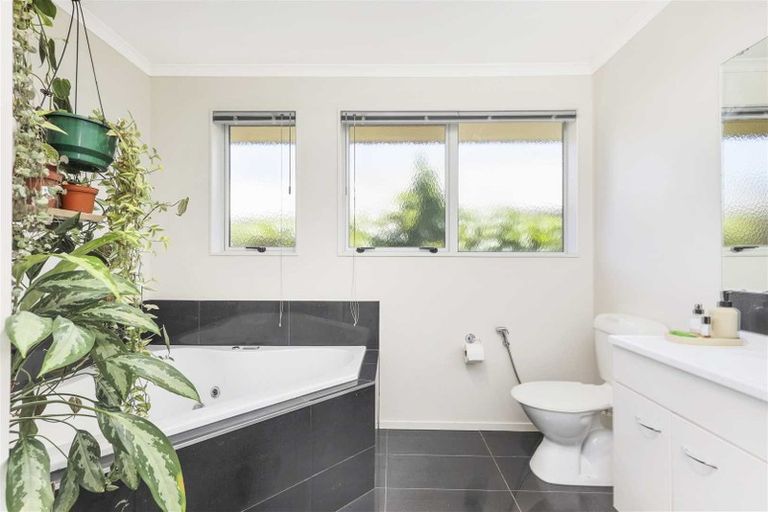 Photo of property in 64 Farnborough Drive, Grandview Heights, Hamilton, 3200