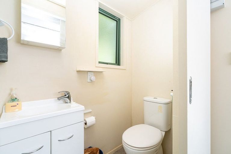 Photo of property in 2 Huntingdon Street, Northland, Wellington, 6012