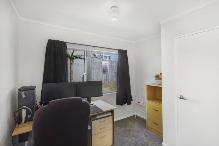 Photo of property in 2/7 Kopu Place, Clendon Park, Auckland, 2103