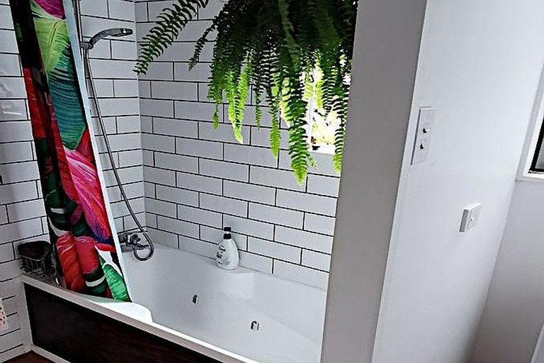 Photo of property in 28 Matakohe Road East, Matakohe, 0593