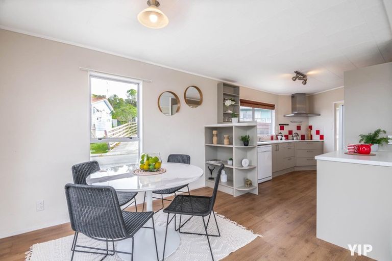 Photo of property in 21 Sunhaven Drive, Newlands, Wellington, 6037