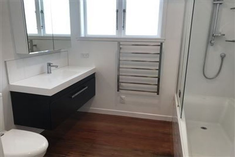 Photo of property in 27 Ellice Road, Totara Vale, Auckland, 0629