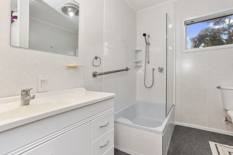 Photo of property in 194 Forest Hill Road, Waiatarua, Auckland, 0612