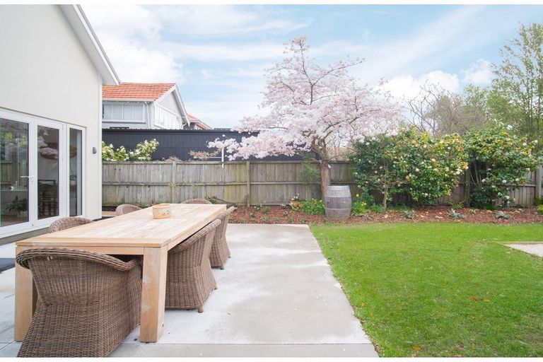 Photo of property in 17 Innes Road, St Albans, Christchurch, 8052