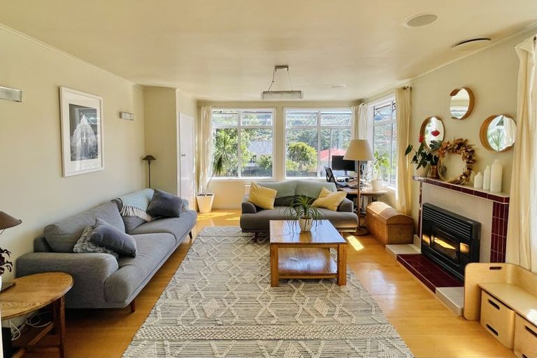 Photo of property in 89 Taylor Terrace, Tawa, Wellington, 5028