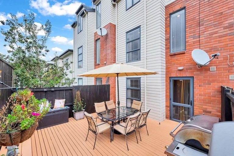 Photo of property in 33 Barnea Circle, Glen Eden, Auckland, 0602