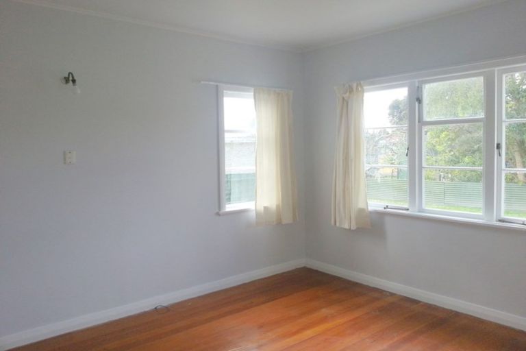 Photo of property in 1 Reid Road, New Lynn, Auckland, 0600