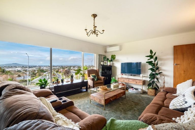 Photo of property in 520 Glenfield Road, Glenfield, Auckland, 0629