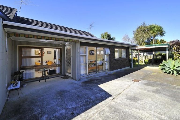 Photo of property in 2/12 Waimai Avenue, Weymouth, Auckland, 2103
