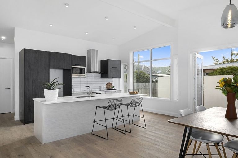 Photo of property in 7 West Avenue, Saint Clair, Dunedin, 9012