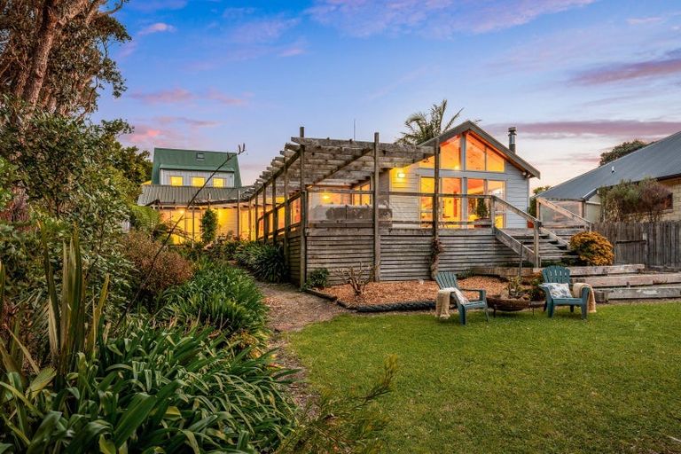 Photo of property in 38 Pacific Parade, Army Bay, Whangaparaoa, 0930