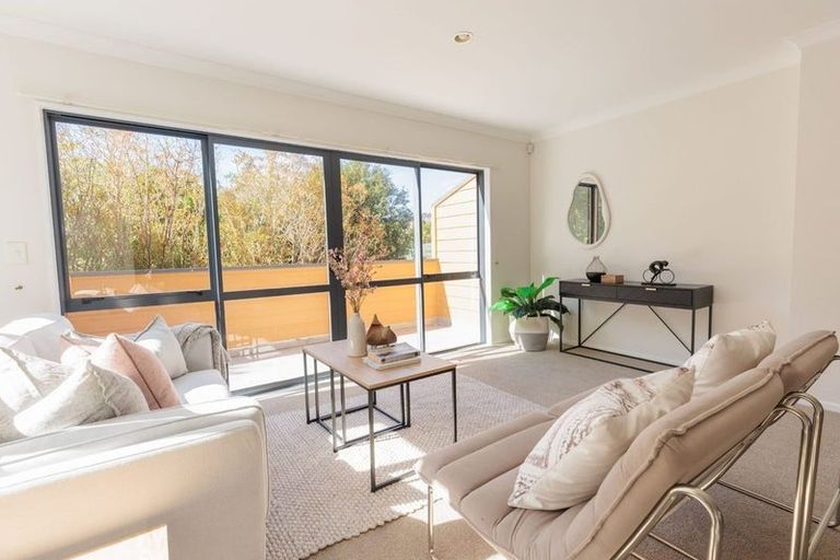 Photo of property in 2a Stella Grove, Newlands, Wellington, 6037