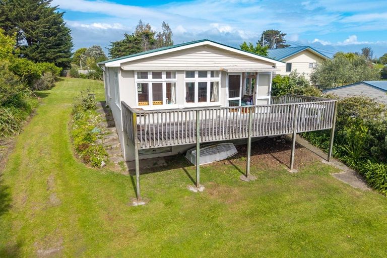 Photo of property in 15 Drake Street, Waikawa Beach, Manakau, 5573
