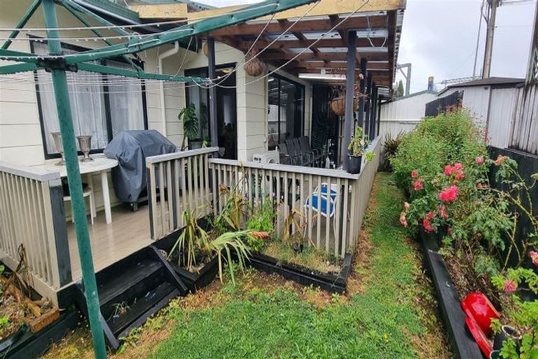 Photo of property in 8a Fruitvale Road, New Lynn, Auckland, 0600