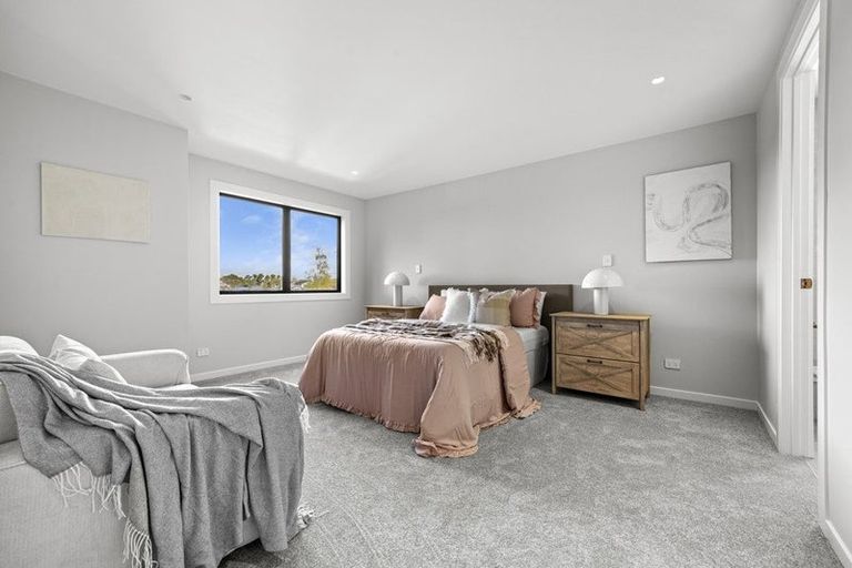 Photo of property in 18 Pukeko Road, Hobsonville, 0616