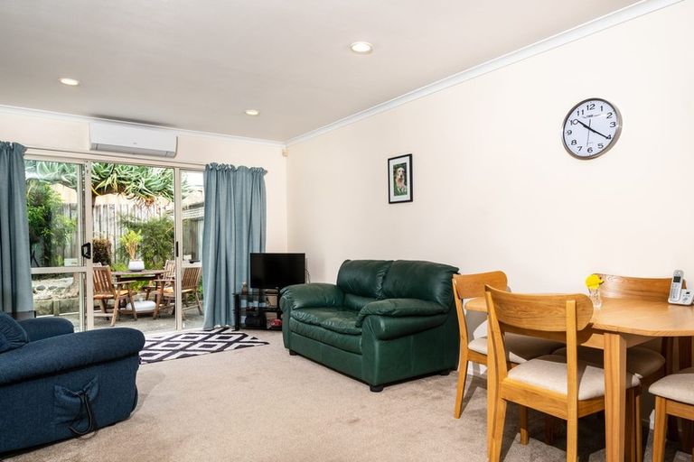 Photo of property in 5/16 Vinograd Drive, Te Atatu Peninsula, Auckland, 0610