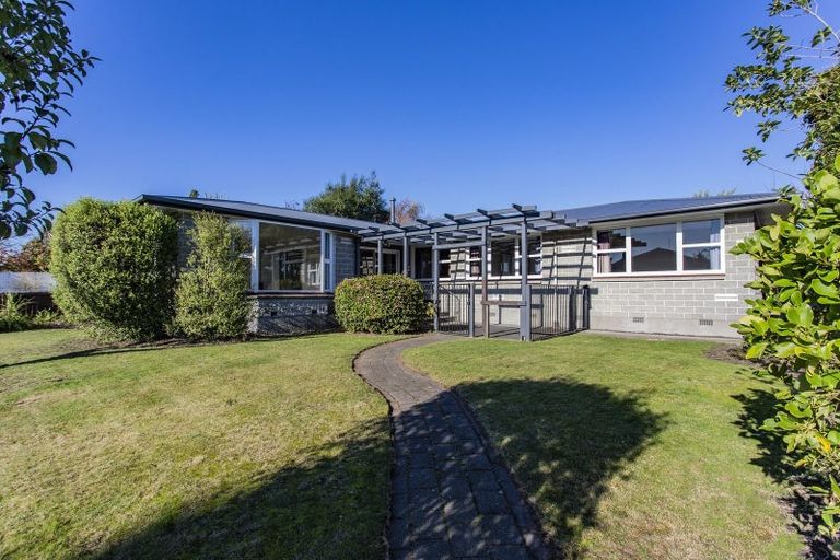 Photo of property in 2 Gloaming Place, Sockburn, Christchurch, 8042