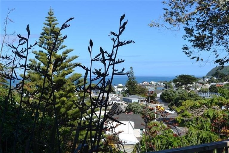 Photo of property in 14 Grays Road, Plimmerton, Porirua, 5026