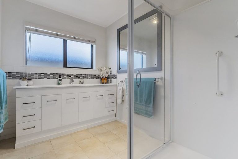 Photo of property in 1/52 Florence Avenue, Orewa, 0931