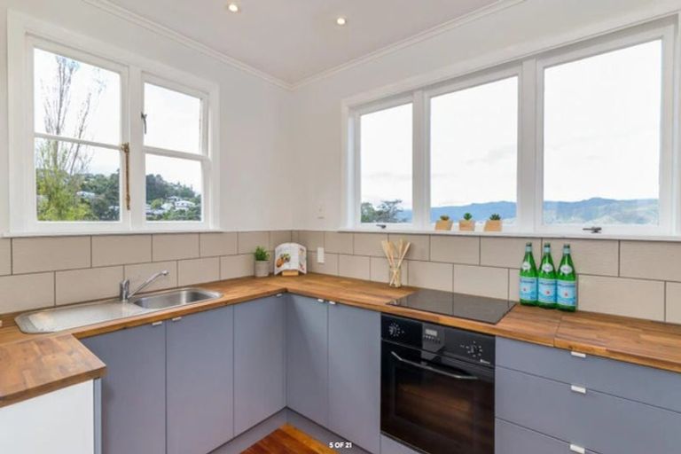 Photo of property in 27 Miromiro Road, Normandale, Lower Hutt, 5010