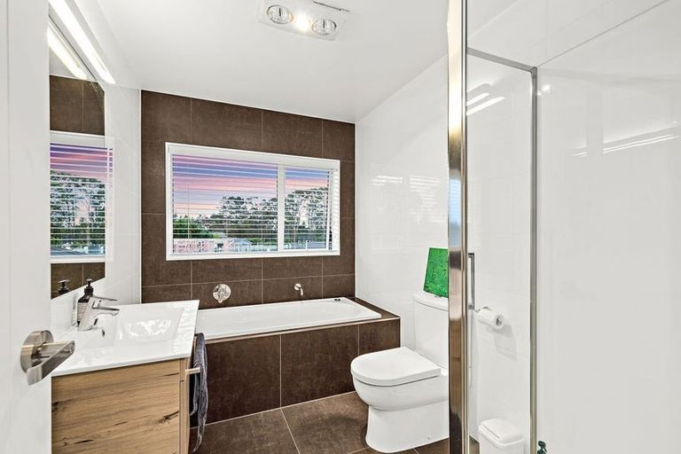 Photo of property in 11 Dida Park Drive, Kumeu, 0810