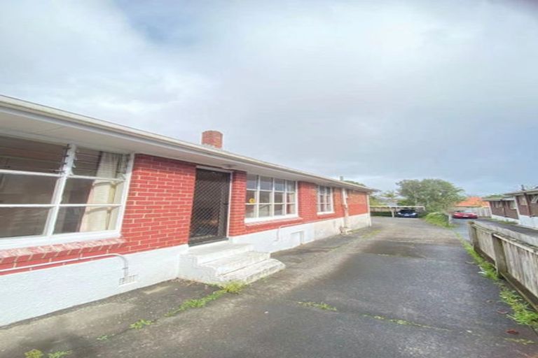 Photo of property in 2/3202 Great North Road, New Lynn, Auckland, 0600