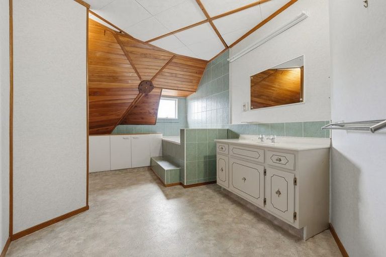 Photo of property in 272 Sturges Road, Henderson, Auckland, 0612